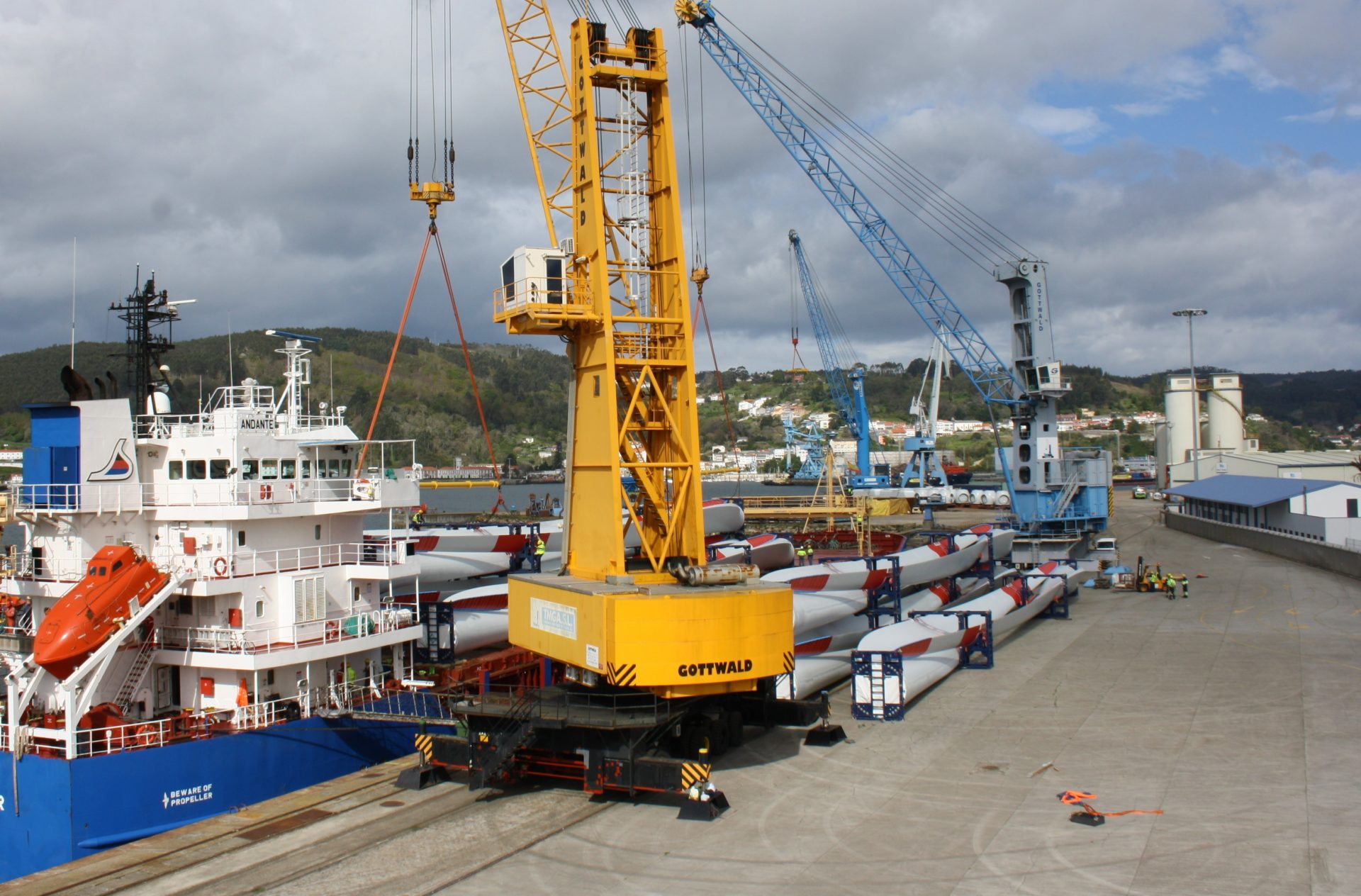 Foto palas eólicas en el puerto de Ferrol